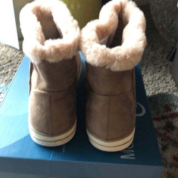 Mountain sole taupe boots size 9.  Fur lined new - Picture 3 of 6
